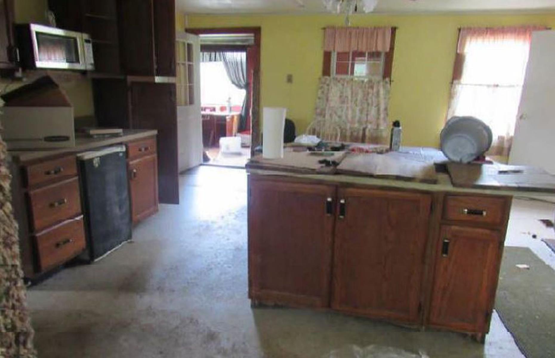 1800s red brick house in Crown Point, New York, USA: $36,500 (£26k)